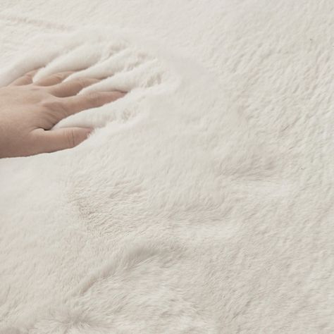 Fluffy White Rug Texture, Plush Cream Rug, White Fluffy Rug Bedroom, Soft Rugs Living Room, Fluffy Rugs Bedroom, White Fluffy Rug, Fuzzy Carpet, White Fur Rug, Thick Rug