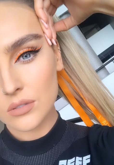 Orange Makeup, Beauty Video Ideas, Orange Outfit, Perrie Edwards, Eyeliner Looks, No Eyeliner Makeup, Makeup Eyeliner, Little Mix, Shiny Hair