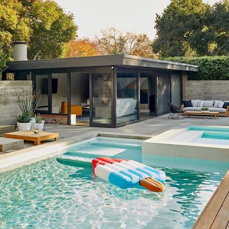 Eric Trine on Instagram: “Dreaming and scheming for #trinehome phase 3 - and this post and beam ADU + pool vibe is the shining star on our vision board. Source:…” Pool House Decor, Best Modern House Design, Modern Pools, Backyard Retreat, Garden In The Woods, Décor Diy, Ship Lap Walls, Cool Pools, In Ground Pools