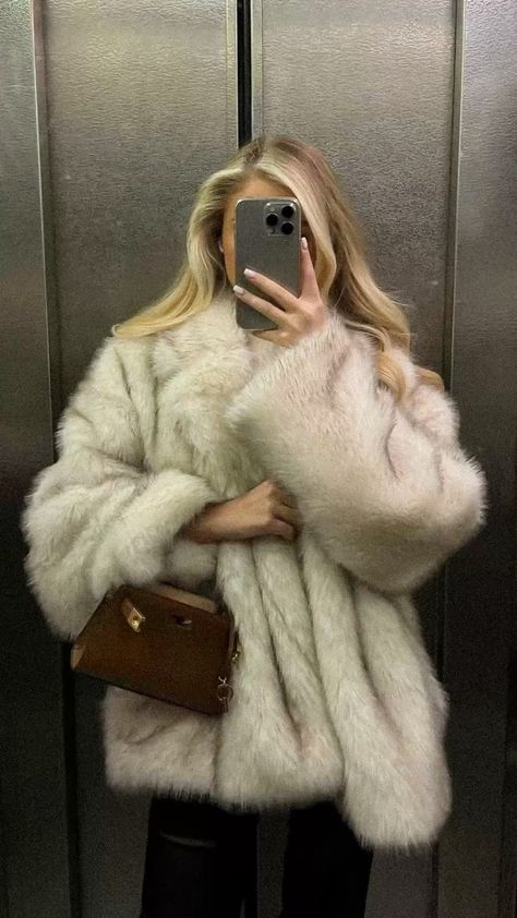 Fur Coat Aesthetic Outfit, Fur Jacket Aesthetic, Grey Fur Coat Outfit, Classy Outfits Winter, White Fur Coat Outfit, Faux Fur Coat Outfit, Fur Coat Aesthetic, Fur Coat Outfits, Faux Fur Coats Outfit