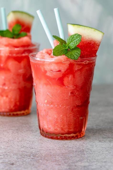 Watermelon frozen gin and tonic - Simply Delicious Minuman Seger, Drinks Art, Fresh Drink, Virgin Cocktails, Watermelon Cocktail, Ginger Lemonade, Frozen Watermelon, Gin Cocktail Recipes, Yogurt Breakfast