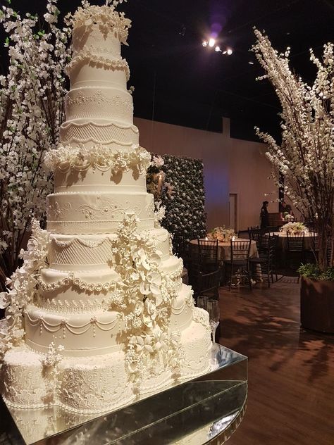 Arab Wedding Cake, Royalty Wedding Theme, Huge Wedding Cakes, Fancy Wedding Cakes, Extravagant Wedding Cakes, Ivory Wedding Cake, Tarot Card Readings, Dream Wedding Reception, Big Wedding Cakes