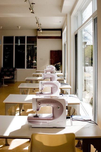 Atelier Interior, Classroom Interior, Design Studio Workspace, Sewing Room Inspiration, Sewing Factory, Fashion Designer Studio, Sewing Room Design, Sewing Room Decor, Sewing Room Organization