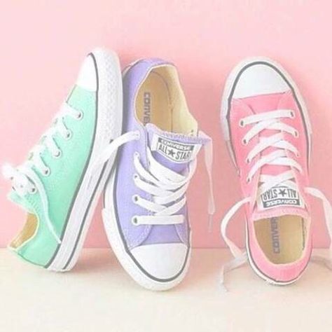 Converse ! ♡,están súper hermosos , me encantan cuando son colores pastel es cómo O.M.G están hermosos Pastel Converse, Converse Chucks, Curvy Petite Fashion, Milan Fashion Weeks, Converse Sneakers, Flat Sneakers, Nike Sneakers, Converse All Star, Shoe Game