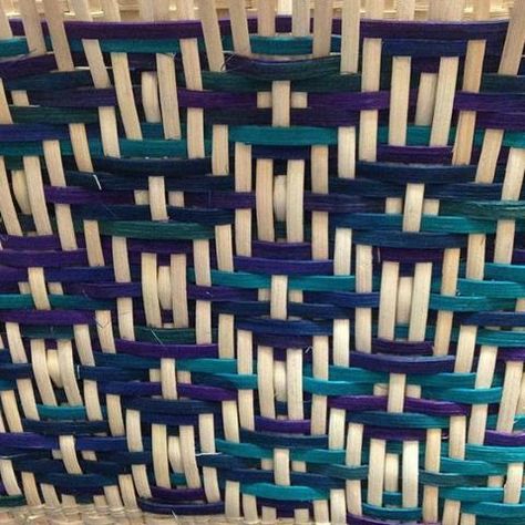 Twill weaving ... explained by Jill Choate. Twill Basket Weaving Patterns, Twill Weave Pattern, Flax Weaving, Basket Weaving Diy, Basket Weaving Patterns, Weaving Loom Diy, Willow Weaving, Weaving Tutorial, Basket And Crate