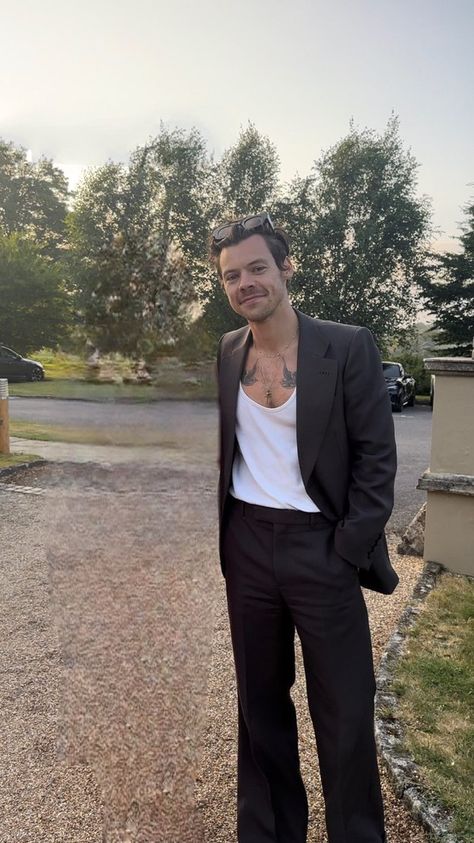 Harry Styles White Button Up, Wedding Harry Styles, Harry Styles At Wedding, Harry Styles Normal Clothes, Best Harry Styles Outfits, Harry Styles Tuxedo, Harry Styles Fashion Inspired Outfits Men, Harry Styles In Dress, Harrycore Outfits