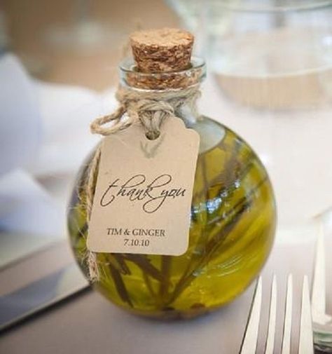 Olive Oil Wedding Favors, Olive Oil Favors, Diy Wedding Food, Food Wedding Favors, Wedding Favor Gift Bags, Creative Wedding Favors, Inexpensive Wedding Favors, Wedding Favor Labels, Cheap Favors