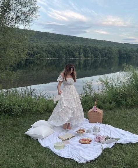 Casual Picnic Outfit, Aesthetic Beach Picnic, Countryside Picnic, Picnic Outfit Ideas, 70 Aesthetic, Spring Feed, Cozy Picnic, Picnic Photo Shoot, Picnic Pictures