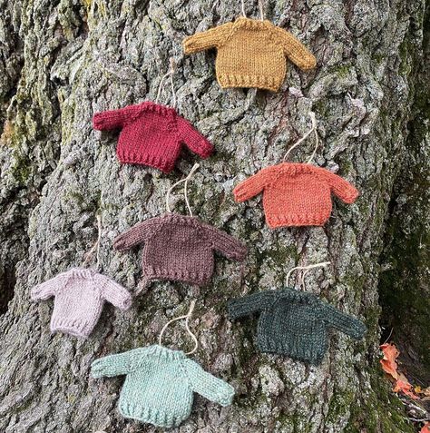 Knit Scraps Projects, Tiny Crochet Projects, Old Sweater Crafts, Knitted Ornaments, Knitting A Sweater, Crafty Christmas, Knit Vest Pattern, Harry Potter Crafts, Crochet Ornaments