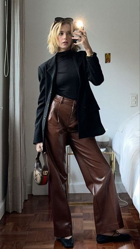 Brown Leather Jeans Outfit, Brown Leather Pants Outfit Work, Chocolate Brown Leather Pants Outfit, Brown Leather Pants Outfit Fall, Outfit Con Pantalon Cafe, How To Style Brown Leather Pants, Leather Pants Outfit Brown, Light Brown Leather Pants, Suede Pants Outfit