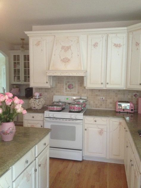 Interior Design Tiny Apartment, Pink Vintage House, Cute Kitchen Aesthetic, Base Housing Decor, Coquette Kitchen, Shabby Chic House, Cocina Shabby Chic, Styl Shabby Chic, Coquette Room