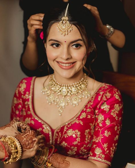 Simple Bridal Makeup, Bindi Designs, Indian Bride Makeup, Indian Wedding Bride, Indian Bridal Photos, Wedding Lehenga Designs, Bridal Makeup Wedding, Indian Bridal Lehenga, Indian Bridal Hairstyles