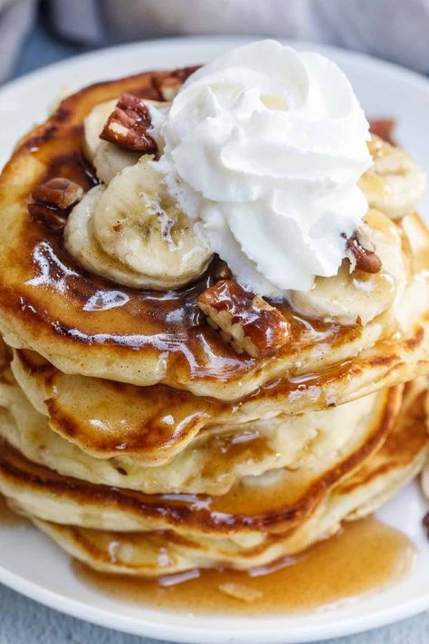 Banana Foster Pancakes (VIDEO) Bananas Foster Pancakes, Easy Belgian Waffle Recipe, Banana Foster Pancakes, Rum Syrup, French Toast Recipe Cinnamon, Banana Foster, Easy Banana Pancakes, Belgian Waffles Recipe, Oven Pancakes