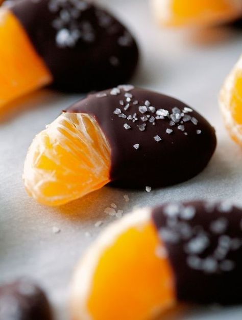 Chocolate-dipped, salted clementines. Ready in seconds, and so, so good. I make these for every party! New Year's Eve Appetizers, Afternoon Slump, Gourmet Desserts, Salted Chocolate, Summer Snacks, Chocolate Dipped, Appetizers For Party, Healthy Desserts, Appetizer Snacks