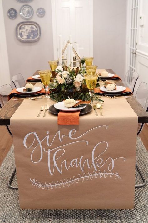 Want to know how to get that picture-perfect Thanksgiving table? Keep reading, and you’ll find some of the best Thanksgiving table decor ideas. So simple and easy, you’ll be asking yourself why you didn’t think of it before. #runtoradiance #thanksgiving #thanksgivingdecor #thanksgivingtable #tabledecor #homedecor #diy #crafts Thanksgiving Diner, Simple Thanksgiving Table, Thanksgiving Table Setting, Deco Champetre, Friendsgiving Dinner, Friendsgiving Party, Tafel Decor, Table Setting Inspiration, Diy Thanksgiving