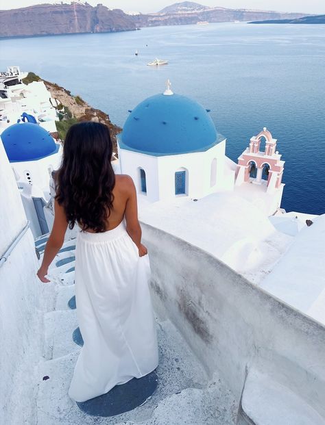 Pictures In Santorini, Santorini Poses Ideas, Santorini Beach Aesthetic, Greece Moodboard Aesthetic, Greek Travel Outfits, Santorini Greece Instagram Pictures, Aesthetic Greece Pictures, Santorini Instagram Pictures, Greece Photo Inspiration