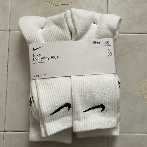 Pack Of Nike Socks, Nike Socks Long, Black And White Nike Socks, White Nike Socks Aesthetic, Nike Socks Aesthetic Outfit, Long Nike Socks, Nike Socks Aesthetic, Nike Socks Black, Nike Socks Outfit