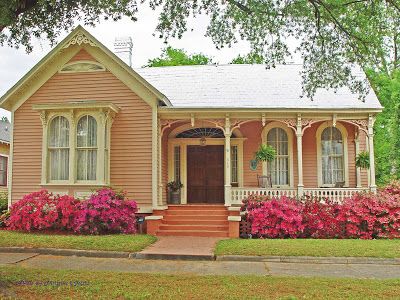 Cottages House, Victorian Tiny House, Historical Houses, Pink Victorian, Pink Cottage, Victorian Cottage, Dream Cottage, Pink House, Cute House