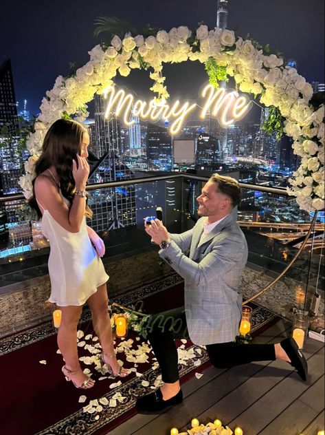 At Home Wedding Proposal Ideas, Marry Me Balloon Arch, Proposal Arch Ideas, Proposal Party Ideas Decorations, Marry Me Signs Proposal, Proposal Arch, White Roses Decoration, Marry Me Ideas Proposals, Will You Marry Me Ideas Proposals