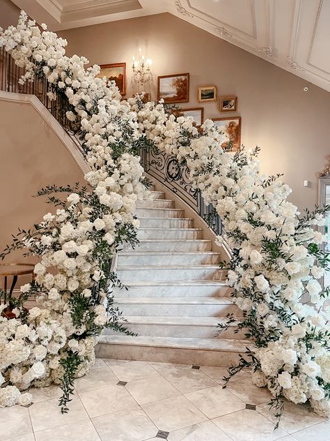 floral staircase wedding idea Wedding Staircase Decoration, Wedding Stairs, Wedding Staircase, White Wedding Decorations, Aisle Flowers, Dream Wedding Decorations, Staircase Decor, Stair Decor, Wedding Hall