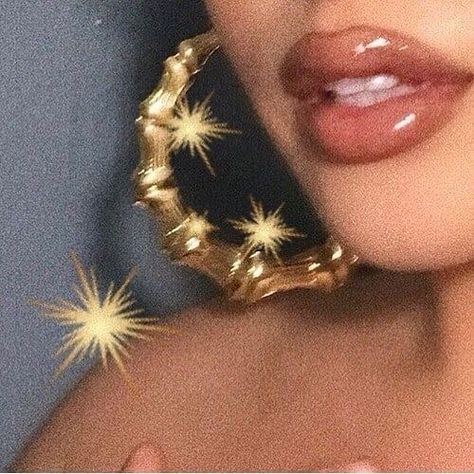 Big Hoop Earrings Aesthetic, Latina Woman Aesthetic, Gold Hoops Aesthetic, Hoops Aesthetic, Hoop Earrings Aesthetic, Big Bamboo, Latina Jewelry, Streetwear Jewelry, Magical Women