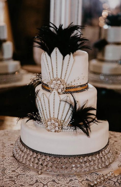 22 Great Gatsby Wedding Ideas for the New Roaring '20s Great Gatsby Cake, Roaring 20s Birthday Party, Gatsby Cake, Roaring 20s Birthday, Gatsby Birthday Party, Roaring 20s Wedding, Great Gatsby Themed Wedding, Gatsby Style Wedding, Gatsby Party Decorations