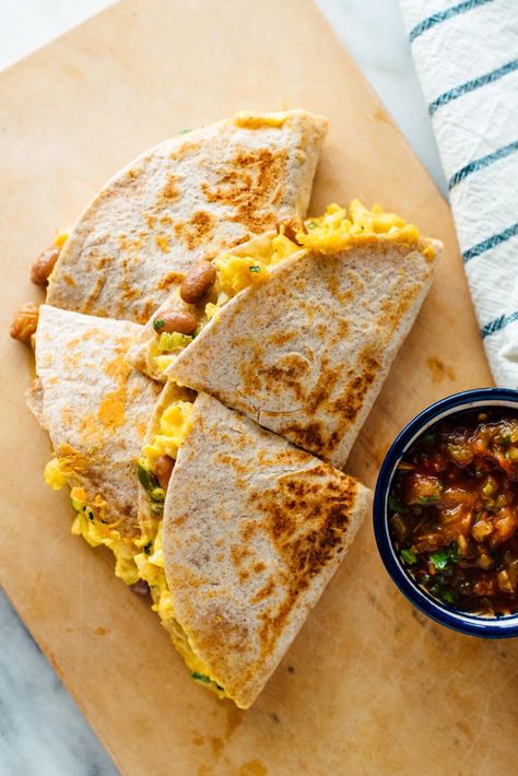 Looking to branch out of your breakfast rut? Try these delicious breakfast quesadillas! Healthy Breakfast Quesadilla, Breakfast Quesadilla Recipes, Breakfast Quesadillas, Breakfast Quick, Menu Sarapan Sehat, Breakfast Quesadilla, Vegan Summer Recipes, Doner Kebab, Family Breakfast