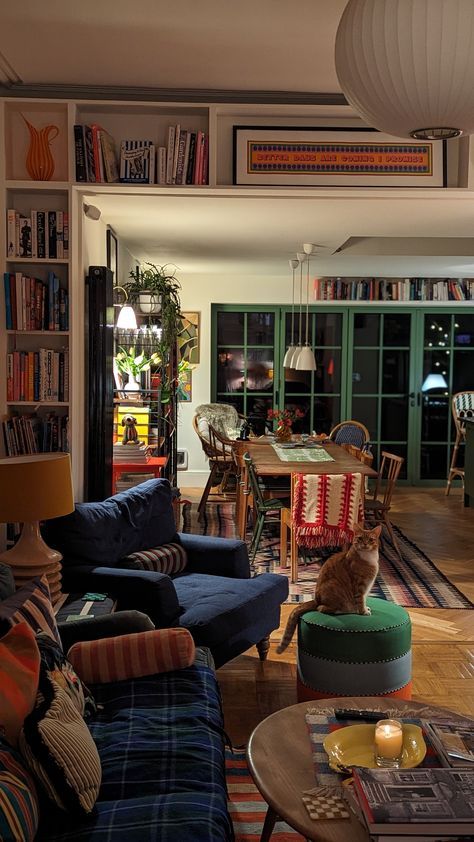 Vintage Small House Interior, Simple Maximalist Living Room, Cozy Living Room At Night, Friends Living Room Aesthetic, Parents House Aesthetic, San Francisco Townhouse Interior, Global Eclectic Living Room, Interior Design 2000s, Simple Colorful Decor