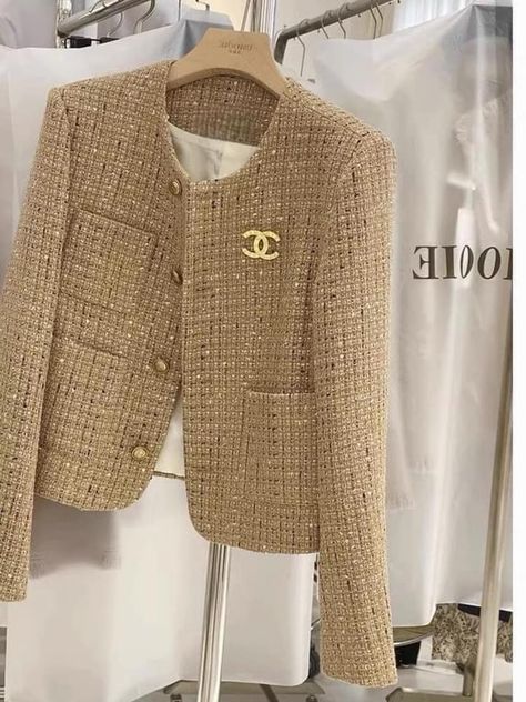 Preppy Chic Outfits, Crochet Sweater Design, Chanel Style Jacket, Luxury Street Style, Elegant Style Women, Diy Fashion Scarf, Gowns Dresses Elegant, Chanel Style, Stitch Clothes