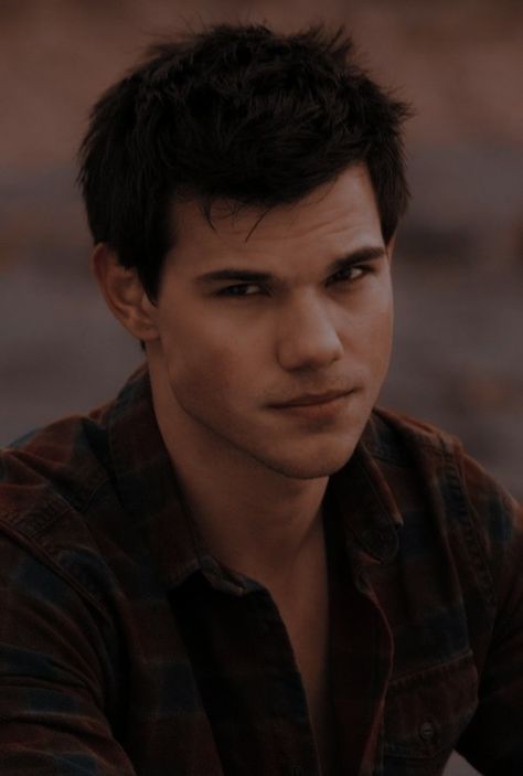 Wolf Twilight, Jacob Wolf, Taylor Lautner Shirtless, Taylor Jacobs, Twilight Images, Jacob Black Twilight, Wolf Aesthetic, Twilight Jacob, Crush Movie