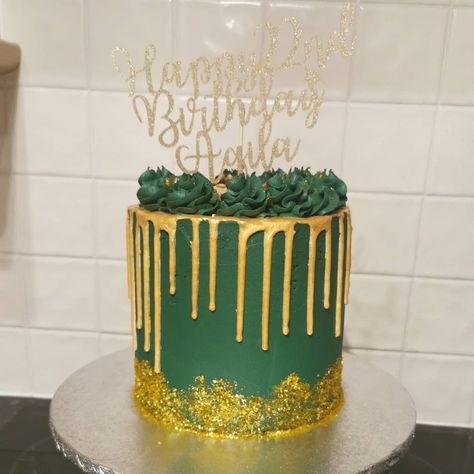 Coffee and walnut cake inside. Decorated with buttercream, gold drip and gold flakes Green And Gold Drip Cake, Dark Green And Gold Cake Pops, Green Gold Birthday Cake, Green And Gold Cake Ideas, Green And Gold Graduation Cake, Birthday Cake Green And Gold, Emerald Green And Gold Cake, Green And Gold Cake Birthday, Emerald Green Cake Birthday