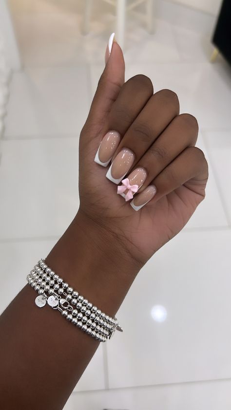 French Nails With Bow Charm, Short French Tip Acrylic Nails With Bow, Valentines Day Nails With Bows, Pink Bow French Tip Nails, Mail Inspo French Tip, French Tip With Bow Design, White French Tip Nails With Pink Bow, French Tip Acrylic Nails With Bow, Acrylics With Bows