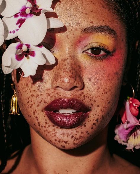 Freaky Freckles🌸 “Freckles kissed by the sun, blossoms in full bloom ✨ Her beauty is a garden where nature’s artistry and human grace intertwine. 📸 @emilynnrose Muse 👸🏽 @salemmitchell Cc: @flanellemagazine Stylist: @mandymitzstudio Makeup Artist: @Hkassel Hairstylist: @yuichi_ishida_hair Florist: @theboywhocriedflowers #portrait #floral #freckles Cute Hair And Makeup, Shoot Moodboard, Freckle Makeup, Earth Girl, Freckles Makeup, Avant Garde Hair, Beautiful Freckles, Ethereal Makeup, Art Makeup