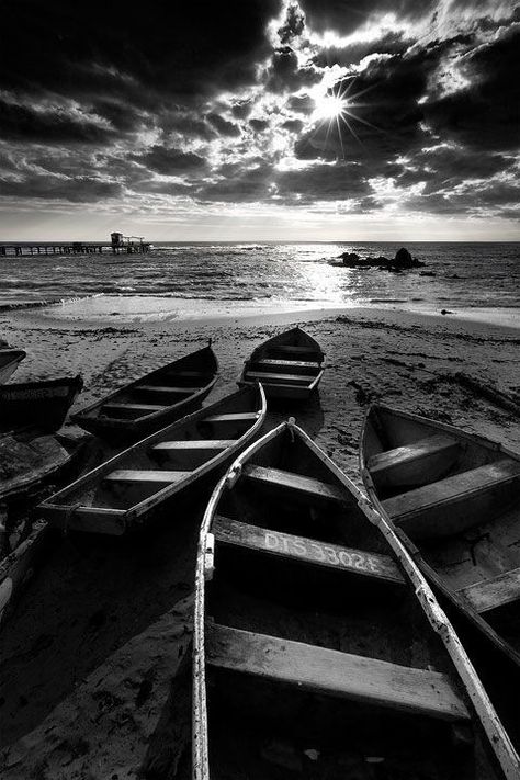 The Art Of Black And White Photography #LandscapeBlackAndWhite Message Man, Row Boats, Black And White Landscape, Foto Tips, Ansel Adams, Black And White Aesthetic, Black N White Images, White Picture, Black White Photos