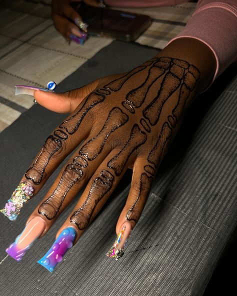 Skeleton hand 😍😍😍😍 Book me for your henna ladies ! 💖 . . . If viewing follow || @thehennatrap to view more ❤️‍🔥 Located : Polk County FL Become a henna girl today! ❤️‍🔥 click the number in our bio to book ! 💖 . . . #henna #hennadesign #hennaart #fyp #explorepage #tampahennaartist #tampahenna❤️‍🔥 #polkhenna #thehennatrap #hennainspire #hennalove Skeleton Henna, Cute Henna Designs, Cute Henna Tattoos, Henna Style Tattoos, Henna Drawings, Henna Nails, Henna Inspired Tattoos, Cute Henna, Pretty Hand Tattoos