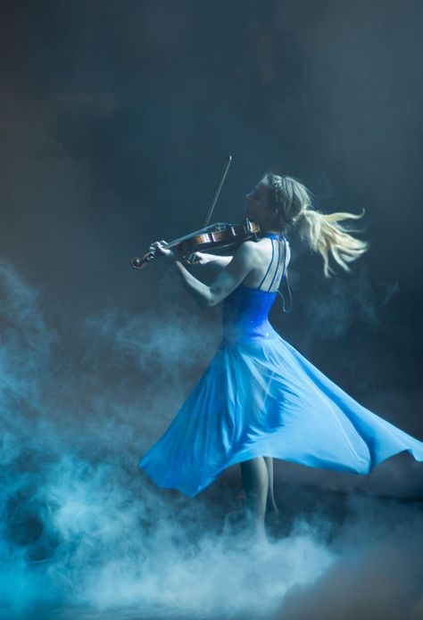 Lindsey Stirling Violin, Violin Photography, Violin Art, Playing Violin, Lindsey Stirling, The Violin, Violin Music, Musical Art, Violinist