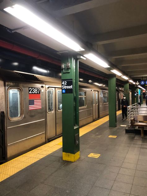 New York City Train, Underground Subway Aesthetic, New York Metro Aesthetic, Nyc Train Aesthetic, Bloxburg Subway, New York Bloxburg, Subway Train Aesthetic, Subway Station Aesthetic, Subway Astetic