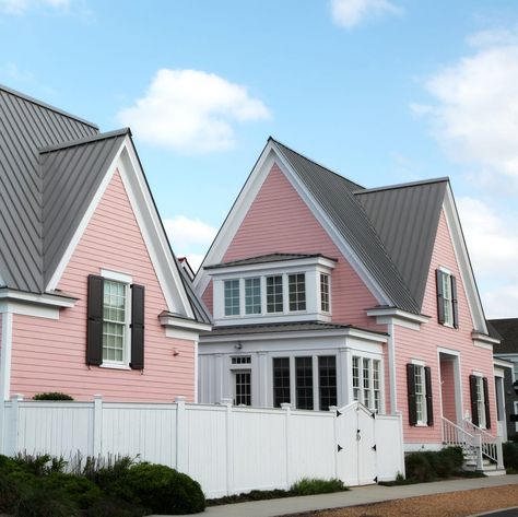 12 Exterior Paint Colors That Can Make Your House Look Cheap Pink Beach House Exterior, Peach House Exterior Paint Colors, Pink Exterior House, Pink Beach House, Nantucket Cottage, Beach House Exterior, Off White Paints, Exterior Paint Color, Best Paint Colors