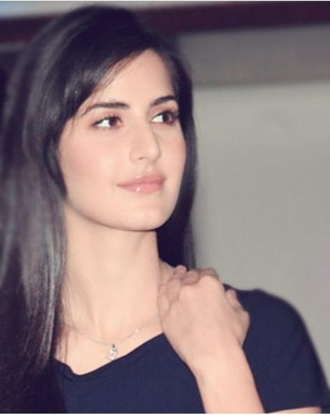 Vintage Bollywood Aesthetic, 90s Bollywood Aesthetic, Off White Fashion, Katrina Kaif Photo, Ideal Beauty, Simple Makeup Looks, Texas Roadhouse, Belle Beauty, Vintage Bollywood