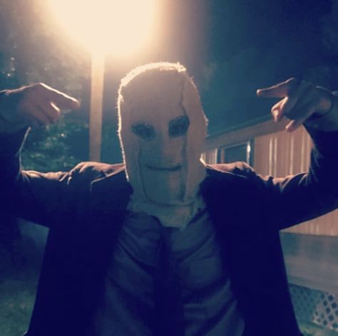 damian maffei as the man in the mask behind the scenes of the strangers: prey at night The Strangers Man In The Mask, The Strangers Pfp, The Strangers Movie, Horror Mask Aesthetic, The Strangers Prey At Night, Masked Man Pfp, Slasher Pfp, The Strangers, Horror Pfp Aesthetic