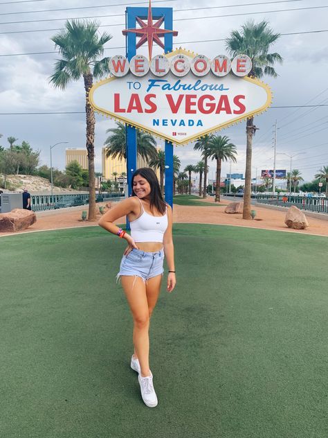 Posing in front of the Las Vegas sign Las Vegas Outfit Summer, Welcome To Las Vegas Sign, Summer Vegas Outfit, Las Vegas Girls, Las Vegas Travel Guide, Vegas Girls Trip, Las Vegas Outfit, Las Vagas, Bridal Couture Week