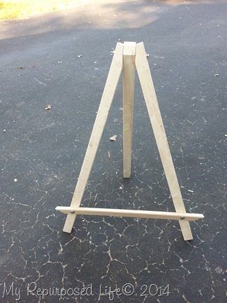 How to make wooden easels for your craft show displays. Step by step tutorial will allow you to make your own. Diy Easel, Wood Easel, Window Projects, Wood Crafting Tools, Wood Pallet Wall, Craft Fair Displays, Display Easel, Diy Chalkboard, Art Easel