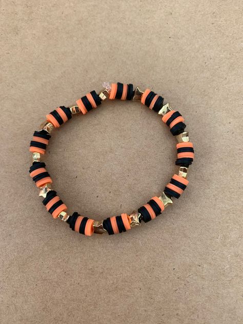 This bracelet will get you excitedly into the Halloween mood Clay Bead Fall Ideas, Halloween Bracelets Ideas, Bracelet Ideas For Halloween, Halloween Bracelets Diy, Boo Bracelet, Cute Halloween Bracelet Ideas, Bracelets Halloween, Halloween Bracelet Ideas Clay, Halloween Clay Bracelets