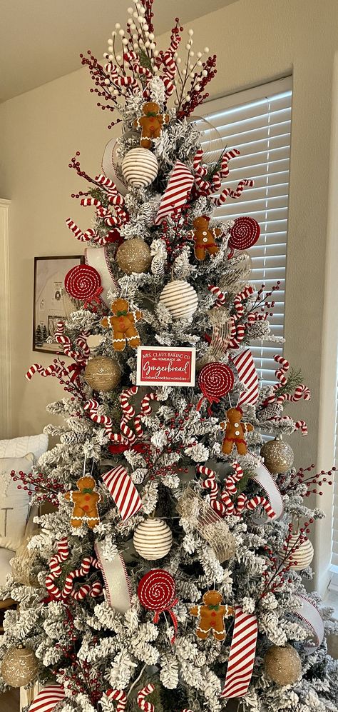 Farmhouse Gingerbread Christmas Tree, White Gingerbread Christmas Tree, Christmas Tree Themed Ideas, Themed Trees Christmas, Ginger Bread Christmas Tree Decor, Xmas Tree Color Schemes, Gingerbread Christmas Trees Ideas, Christmas Tree Themes Red And Green, Gingerbread Theme Christmas Tree Decorating Ideas