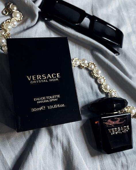 Versace Aesthetic Perfume, Expensive Perfume Aesthetic, Luxury Brand Aesthetic, Luxury Jewelry Aesthetic, Rich Perfume, Highschool Friends, Versace Aesthetic, Versace Parfum, Purple Perfume