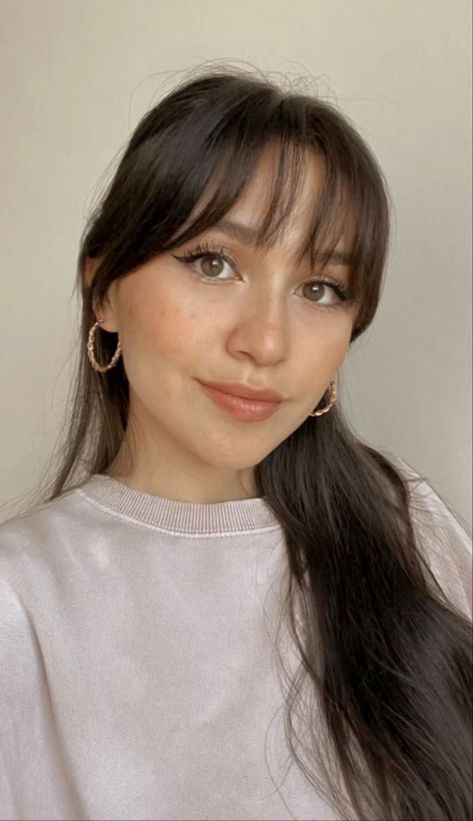 Bangs Triangle Face, Sparse Fringe Bangs, Long Haircut With Layers Round Face, Long Haircuts With Bangs Oval Face, Round Face Fringe Bangs, Textured Wispy Bangs, Curtain Front Bangs, Oval Face Haircuts Bangs, Bangs Straight Fine Hair