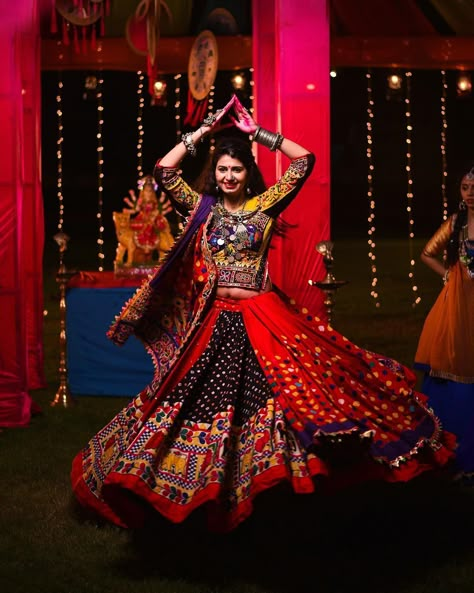 Image may contain: one or more people and people dancing Navratri Outfits Ideas, Dandiya Dance, Kinjal Dave, Dandiya Night, Choli For Navratri, Dandiya Dress, Navratri Outfits, Garba Outfit, Garba Dress