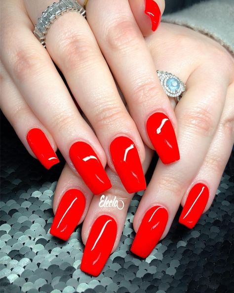 Electa Manuputty 💅🏽 Nailtech on Instagram: “Hot red 💅🏻 for the Queen 👸🏼 @nikkietutorials” Hot Red Nails, Red Fingernails, Long Red Nails, Red Manicure, Red Polish, Awesome Nails, Nail Type, Brittle Nails, Red Nail Polish