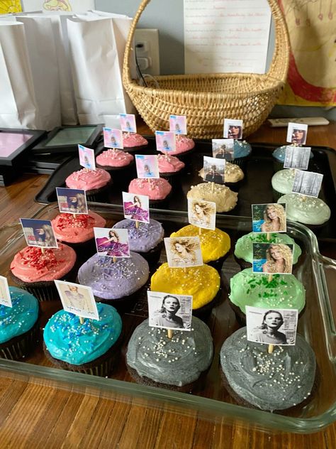 Taylor Swift Themed Food, Bolo Taylor Swift, Taylor Swift Themed Party, Taylor Swift Cake, Birthday Sleepover Ideas, Taylor Swift Birthday Party Ideas, Taylor Swift Party, Taylor Swift Birthday, Taylor Swift Fan Club