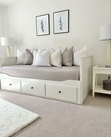 Hemnes Daybed, Ikea Hemnes Bed, Ikea Daybed, Spare Room Office, Spare Bedroom Office, White Daybed, Dream Home Ideas, Guest Bedroom Home Office, Daybed Room